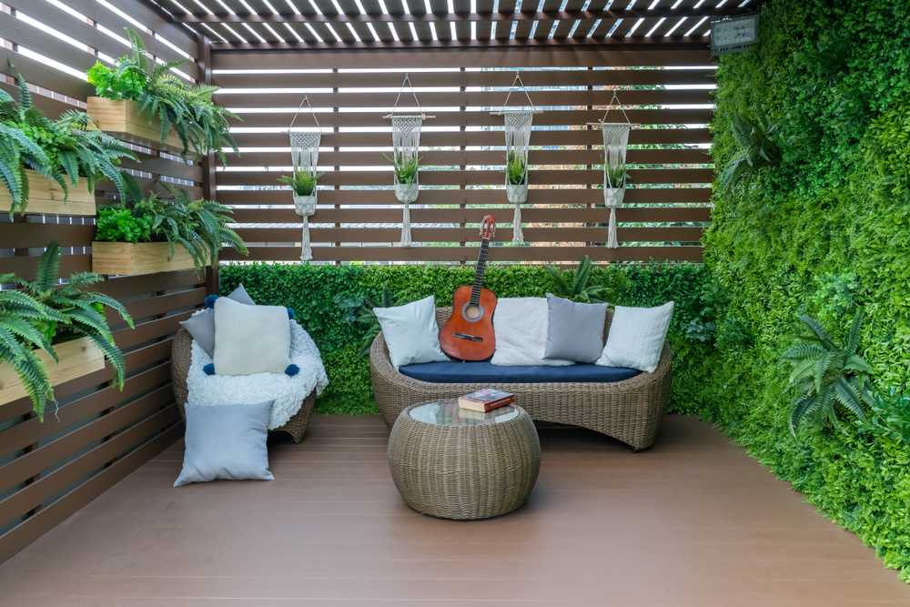 joli mobilier cosy dans un petit jardin végétal